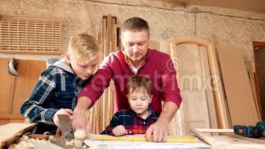 家庭、<strong>木工</strong>、<strong>木工</strong>和人的概念。 父亲教儿子<strong>木工</strong>。